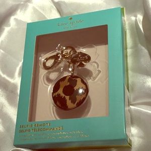 KATE SPADE ♠️ LEOPARD SELFIE REMOTE KEYCHAIN